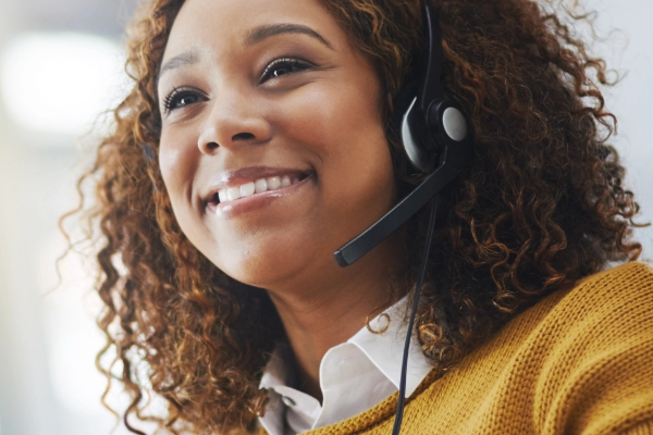 Customer Service Agent On Call Facing Left 600X400