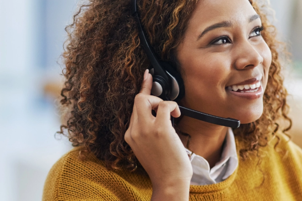Customer Service Agent On Call Facing Right 600X400